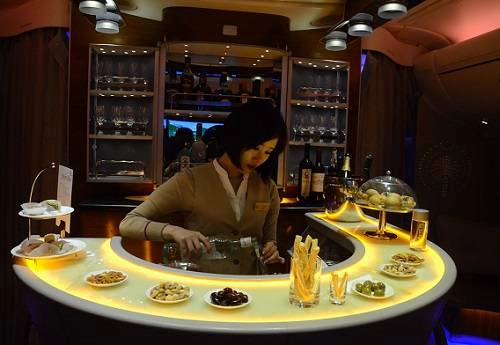 Một góc Quầy bar trên khoang hạng thương gia của Emirates.