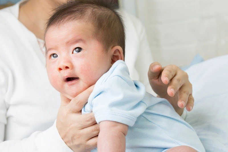 Cha mẹ có thể vỗ lưng khi bé bị trớ sữa qua mũi
