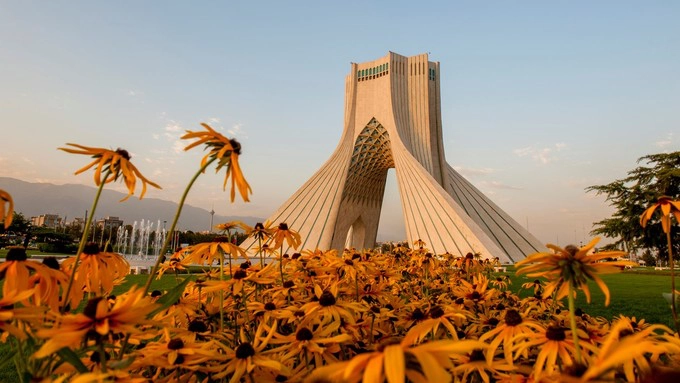 Thủ đô Tehran  Ôm vào sườn dốc của dãy núi tuyết phủ Alborz, Tehran là thành phố lâu năm và năng động nhất ở Iran. Khi được chọn là thủ đô hơn 200 năm trước, Tehran đã phát triển từ một thành phố nhỏ để trở thành một đô thị lớn. Địa hình thành phố phía bắc dẫn đến khu vực núi và phía nam tiếp giáp sa mạc. Khí hậu có hai nửa đối lập, một bên mát mẻ, khô ráo và một bên có thời tiết nóng, khô. Tehran là sự kết hợp độc đáo giữa truyền thống và hiện đại với các di tích lịch sử, đền thờ Hồi giáo và những kiến trúc tráng lệ. Đến thủ đô văn hóa của Iran, du khách có thể tham quan tháp Tughrul, đền lửa Bahram, quảng trường Azadi, đền Bibi Shahr Banu và trượt tuyết ở núi Dizin. Ảnh: Travel Earth.