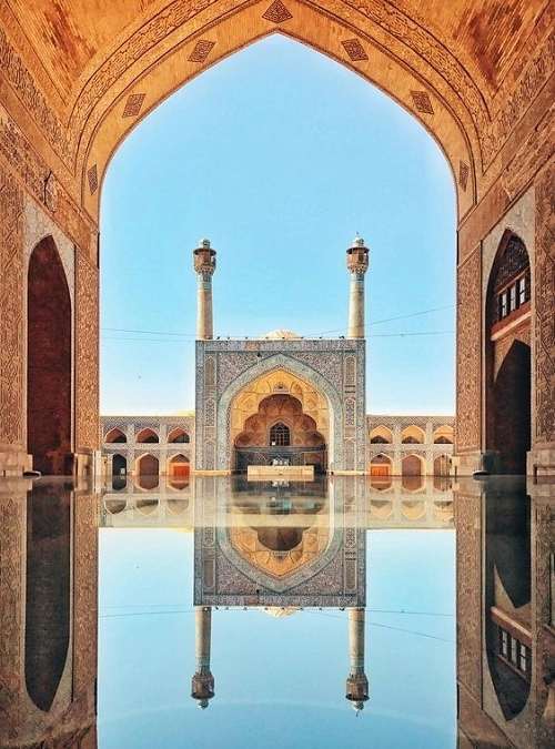 Thành phố Isfahan  Được coi là trung tâm của hàng thủ công mỹ nghệ dân gian, Isfahan là thành phố lớn thứ ba ở Iran với hơn 1,5 triệu dân. Thành phố cũng là nơi tập trung những nghệ nhân chuyên nghiệp nhất của quốc gia với hơn 167 ngành nghề như dệt thảm, rèn kim, làm gốm, sứ và thiết kế hoa văn. Trong thành phố có ít nhất 9.000 xưởng và doanh nghiệp thủ công, nghệ thuật dân gian, phần lớn đều nằm tại quảng trường Naqsh-e Jahan, di sản thế giới UNESCO năm 1979. Hàng năm Isfahan vẫn thường tổ chức những sự kiện như Lễ hội Di sản văn hóa quốc tế để quảng bá hình ảnh của thành phố trong lĩnh vực thủ công và nghệ thuật. Trong ảnh là đền thờ hồi giáo Jameh Mosque ở thành phố Isfahan. Ảnh: Huffington Post.