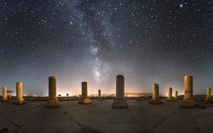 Di tích Pasargadae  Được thành lập vào thế kỷ thứ 6 TCN ở vùng trung tâm của Ba Tư (tỉnh Fars, Tây Nam Iran ngày nay), Pasargadae là thủ đô đầu tiên của đế chế Achaemenid. Thành phố được thành lập bởi Cyrus đại đế cùng sự góp sức của các dân tộc khác nhau. Các di tích còn sót lại như cung điện, khu vườn cũng như lăng mộ vua Cyrus là bằng chứng nổi bật về giai đoạn phát triển nghệ thuật, kiến trúc hoàng gia Achaemenid. Ảnh: Gravity.