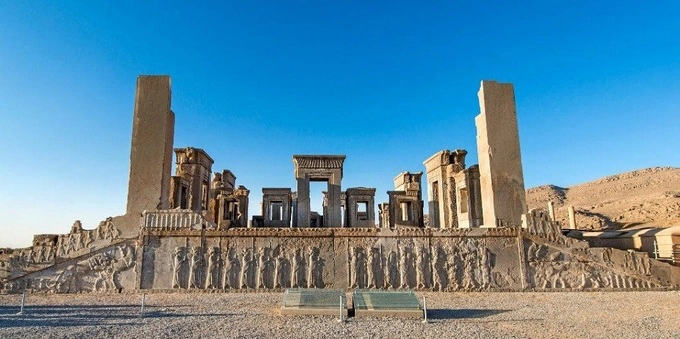 Di sản Persepolis  Là một trong ba di sản thế giới UNESCO đầu tiên của Iran vào năm 1979, Persepolis với tên địa phương Takhte Jamshid là thủ đô nghi lễ của đế chế Achaemenid cổ đại vào thế kỷ thứ 5 TCN, theo Culture Trip. Persepolis được thành lập và xây dựng dưới thời Cyrus Đại đế, vua Darius I và vua Xerxes. Tàn tích còn sót lại của nền văn minh cổ đại Ba Tư này là những cung điện cũ, ngôi mộ đá, những chiếc cột và vô số bức phù điêu mô tả cuộc sống của các tộc người từng sinh sống ở đó. Leo lên những bậc thang và đi qua cánh cổng của các dân tộc, du khách sẽ hình dung được khung cảnh hùng vĩ, tráng lệ của đế chế cổ. Ảnh: Odyssey Traveller.