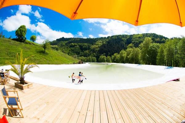 Đây là trung tâm lướt sóng nhân tạo đầu tiên trên thế giới của công ty Tây Ban Nha Wavegarden. Trước đây, vào năm 2011, mô hình này được giới thiệu ở Tây Ban Nha với mục đích thử nghiệm và trình diễn thương mại. Ảnh: Surfsnowdonia.