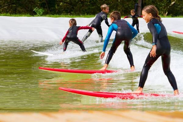 Khác với cấu trúc của hồ tạo sóng, Wavegarden là một đầm phá ngoài trời và toàn bộ thiết bị đặt chìm dưới nước. Nhờ vậy, hồ lướt sóng nhân tạo có thể hòa hợp cùng cảnh quan thiên nhiên ở công viên quốc gia Snowdonia, nơi có nhiều sông hồ và rừng cây tuyệt đẹp. Ảnh: Surfsnowdonia.