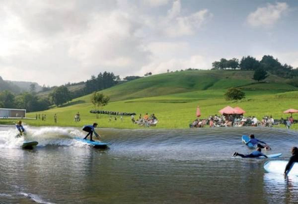 Hồ lướt sóng Wavegarden dài 300 m, rộng 113 m, có những ngọn sóng nhân tạo dài nhất thế giới với độ cao từ 1,2-2 m và kéo dài 150 m. Ngọn sóng ở đoạn cuối hồ nhỏ hơn dành cho người mới bắt đầu học lướt sóng. Hồ có thể đón hàng chục người chơi lướt sóng cùng lúc. Phí vào cửa khu lướt sóng Snowdonia thay đổi theo mùa và cấp độ lướt sóng. Ảnh: Grindtv.