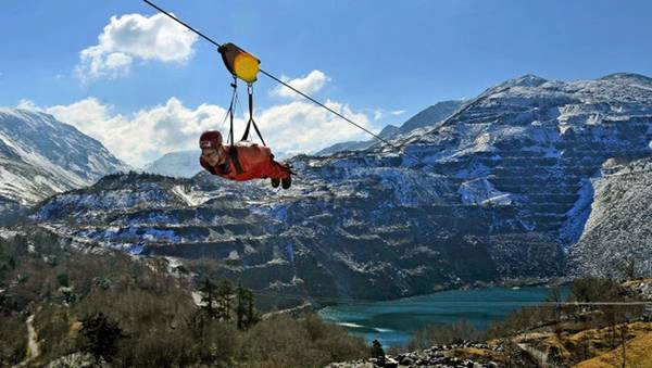 Và ở Bangor, cách đó khoảng 10km, du khách có thể bay vào bầu trời qua hệ thống cáp đu dây tự do Zip World được xem là dài nhất châu Âu và nhanh nhất thế giới. Ảnh: wordpress.