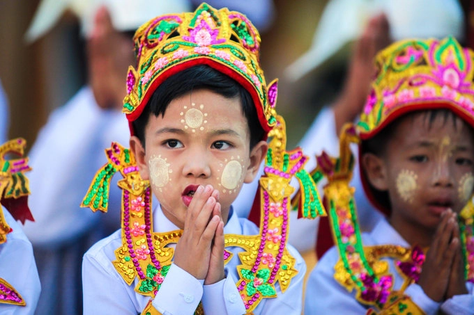 Sau đó, các em sẽ được xuống tóc và bắt đầu cuộc sống tu tập. Hàng tháng, các chùa đều có ngày lễ để người xuất gia hoàn tục, trở về với cuộc sống gia đình. Người Myanmar tin rằng nếu con họ có thời gian tu tập lâu thì đó là phúc của gia đình, những người này khi ra ngoài xã hội cũng được coi trọng hơn.