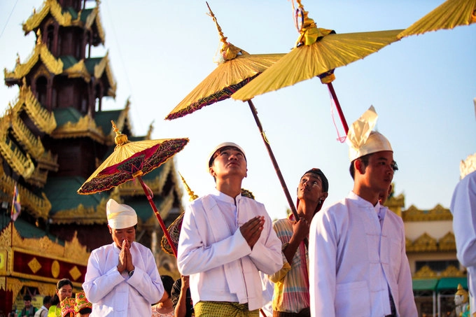 Đây được xem là nghi lễ quan trọng nhất đời người ở Myanmar. Tất cả mọi người đều có thể lên chùa tu tập, điều này đặc biệt quan trọng với nam giới. Người Myanmar tin rằng, con cái trong nhà đi tu là tạo thiện nghiệp lớn cho gia đình và là cách để báo hiếu cho cha mẹ.