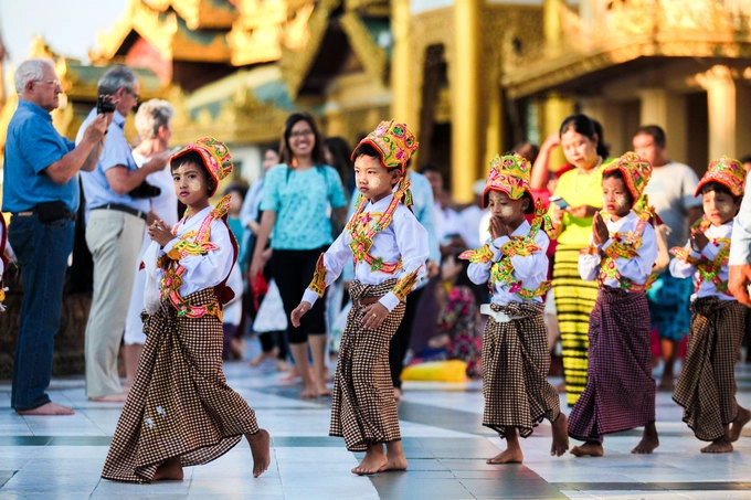 Theo truyền thống, trẻ em từ 5 tới 16 tuổi là có thể lên chùa tu tập làm tiểu Sa di. Thời gian tu không bắt buộc, có thể tính theo từng ngày, tháng hoặc năm. Sau này khi đã trưởng thành, họ cũng có thể quay lại chùa để tu tiếp bất kỳ lúc nào. Đầu tháng 5/2016, cựu tổng thống Thein Sein của Myanmar đã xuống tóc để tu tập trong thời gian 5 ngày tại một ngôi chùa ở miền Trung nước này.