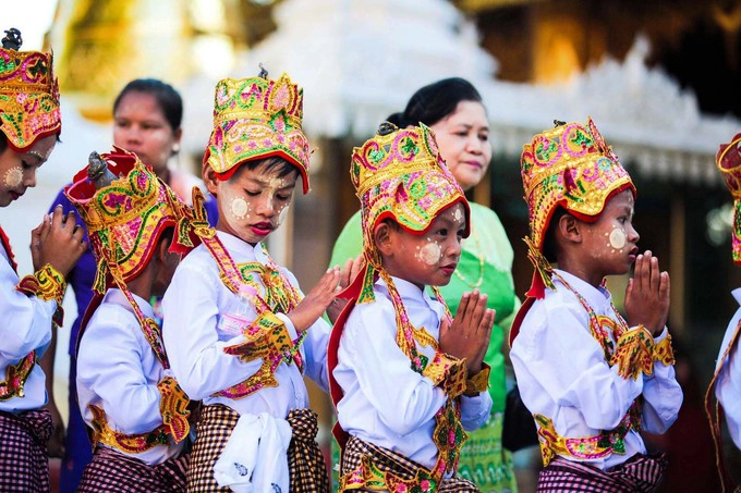 Sau nghi lễ thông báo, các em sẽ được bế lên ngựa, che lọng và đi quanh làng. Điểm dừng chân cuối cùng là ngôi chùa để đứa trẻ xuất gia.