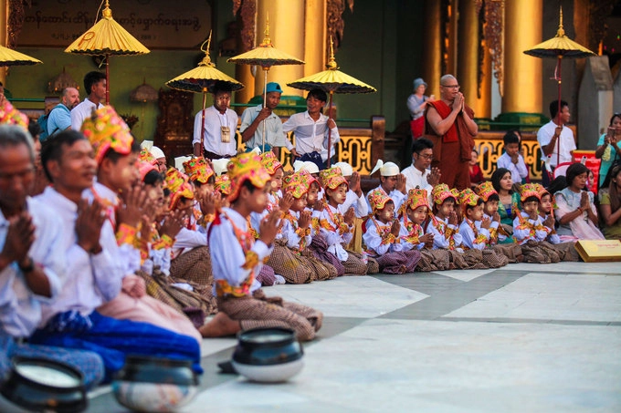 Ở thành phố lớn, trẻ sẽ được cha mẹ chở lên chùa bằng xe thay vì ngồi ngựa và đi quanh làng như ở miền quê. Tuy nhiên, các nghi lễ truyền thống thì vẫn được giữ nguyên.