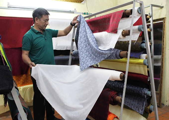 Anh Phạm Văn Cường sinh ra và lớn lên ở huyện Đông Anh, Hà Nội. Nhà anh ở ven sông Hồng, nơi có những bãi dâu xanh tốt, thích hợp với nghề ươm tơ, dệt lụa. Vào Nam Ban (huyện Lâm Hà, Lâm Đồng) lập nghiệp, anh mong muốn phát triển nghề truyền thống của quê hương. Anh Phạm Văn Cường sinh ra và lớn lên ở huyện Đông Anh, Hà Nội. Nhà anh ở ven sông Hồng, nơi có những bãi dâu xanh tốt, thích hợp với nghề ươm tơ, dệt lụa. Vào Nam Ban (huyện Lâm Hà, Lâm Đồng) lập nghiệp, anh mong muốn phát triển nghề truyền thống của quê hương.
