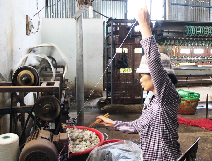 Công đoạn ươm tơ bằng phương pháp thủ công. Chủ cơ sở giữ nguyên cách thức sản xuất lâu đời để lưu giữ nghề truyền thống, kết hợp với làm du lịch, giới thiệu nét đẹp của nghề dệt với du khách. Công đoạn ươm tơ bằng phương pháp thủ công. Chủ cơ sở giữ nguyên cách thức sản xuất lâu đời để lưu giữ nghề truyền thống, kết hợp với làm du lịch, giới thiệu nét đẹp của nghề dệt với du khách.
