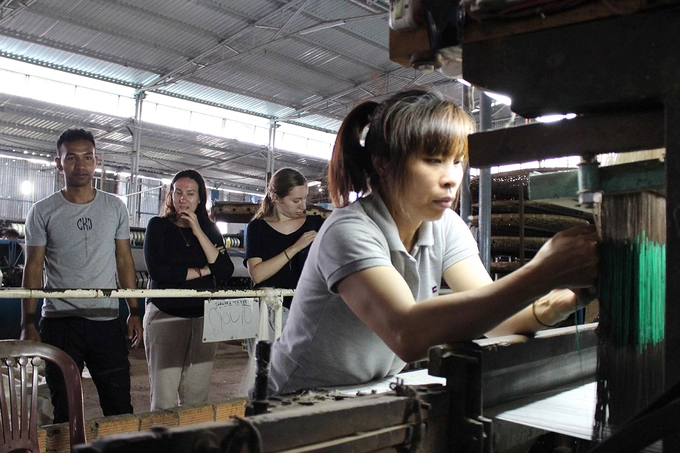 Bạn có thể tham quan phòng trưng bày của cơ sở hoặc đi vào bên trong nhà máy để xem nguồn gốc, quy trình sản xuất. Bạn có thể tham quan phòng trưng bày của cơ sở hoặc đi vào bên trong nhà máy để xem nguồn gốc, quy trình sản xuất.