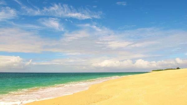 Đảo Jomalig Island, Philippines: Có người ví Jomalig giống như Boracay của 40 năm trước, lúc còn hoang dã, chưa phát triển, thích hợp cho những ai ưa thích cuộc sống trầm lặng. Đến đây không dễ dàng - bạn phải đi thuyền mất 5 tiếng, nhưng kết quả thật xứng đáng: bãi biển cát vàng mịn, nước trong vắt và ngập tràn ánh nắng. Ảnh: Hittnthetrail.