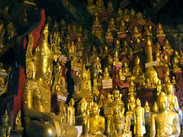 Pindaya, Myanmar: Khu vực này thu hút du khách bởi những mảng màu của trang trại và rừng rậm. Bạn có thể ngồi thiền trong hang động, ngắm cảnh hồ Pone Ta Lote, học làm đồ thủ công với người địa phương. Đừng quên thăm chùa Shwe Oo Min, nơi có hơn 8.000 tượng Phật. Ảnh: Arcadiatravels/Wordpress.