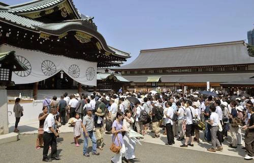 Tọa lạc gần Hoàng cung ở Tokyo, Yasukuni luôn mở cửa chào đón dân chúng và khách tham quan. Bên trong là những tòa nhà gỗ cổ kính còn nguyên màu thời gian. Ảnh: The japan times.