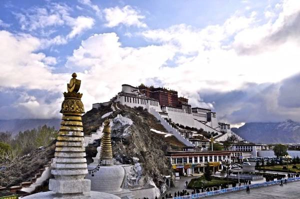 Cung điện Potala được xây dựng giữa thung lũng Lhasa - Ảnh: thelandofsnow