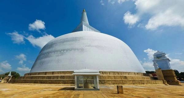 Anuradhapura là thủ phủ của dòng Phật giáo nguyên thủy đã hàng thế kỷ nay – Ảnh: remotelands