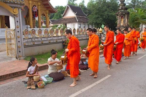  Các vị sư thầy đi khất thực mỗi sáng trên các con đường ở Luang Prabang - Ảnh: Michaelfairchild