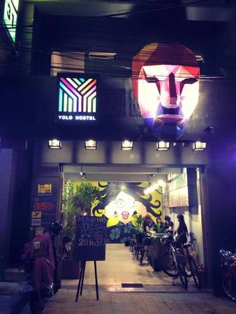 Không gian bên ngoài của YOLO Hostel & Bar. Không gian bên ngoài của YOLO Hostel & Bar.