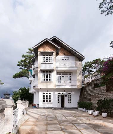 Thành viên thứ hai của YOLO mang tên là YOLO Camping House. Thành viên thứ hai của YOLO mang tên là YOLO Camping House.