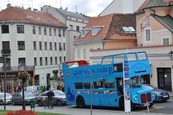 Zagreb là thủ đô, đồng thời là thành phố lớn nhất Croatia, nằm bên hai bờ nam bắc sông Sava và triền nam núi Medvednica ở cao độ 122m.