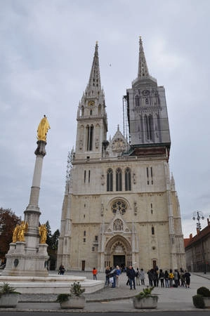 Zagreb Main Church là toà nhà cao nhất Croatia, được xây dựng từ thế kỷ 13. Do kết cấu đá vôi đặc thù mà nhà thờ đã được tu sửa liên tục trong hơn 20 năm và hy vọng sẽ sớm hoàn thành trong vài năm tới.