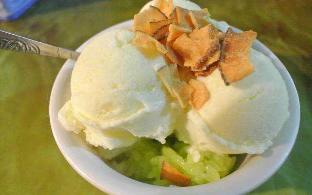 Ăn vặt 65+ - Chè Sầu & Kem Xôi Trái Dừa