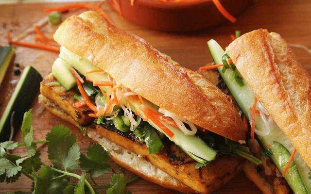 Ăn vặt Ái Ngân - Bánh Mì Heo Quay