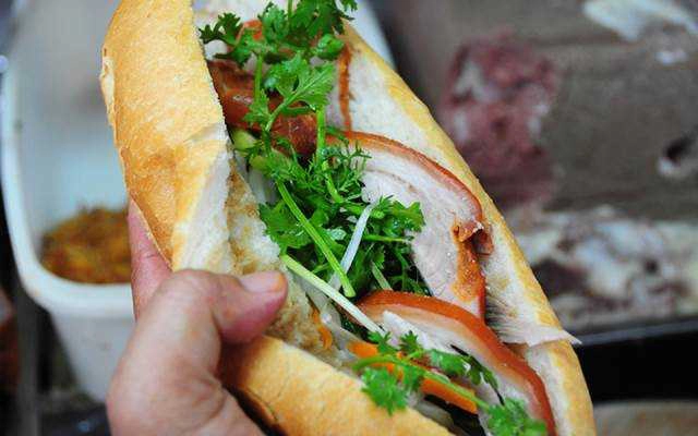 Ăn vặt Bà Hương - Bánh Mì Phá Lấu Đùi Heo