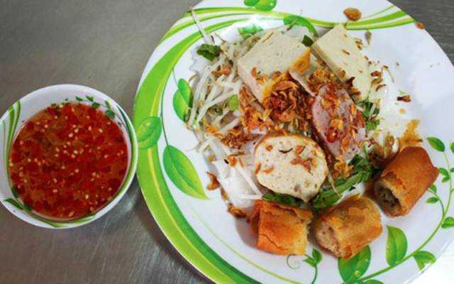 Ăn vặt Bánh Ướt Thịt Quay Bà Lan