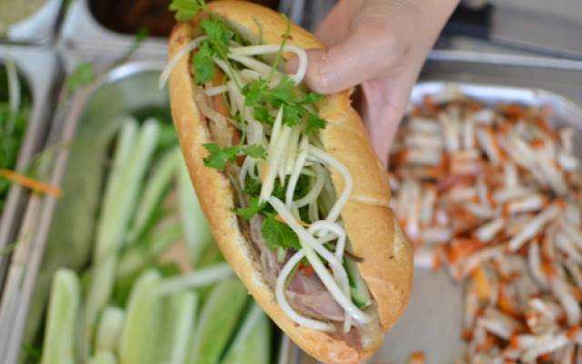 Ăn vặt Bánh Mì Anh Tú