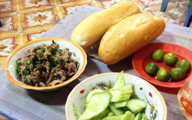 Ăn vặt Bánh Mì Bò Băm - Ao Sen
