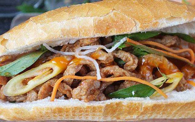 Ăn vặt Bánh Mì Chả Cá - Cách Mạng Tháng 8