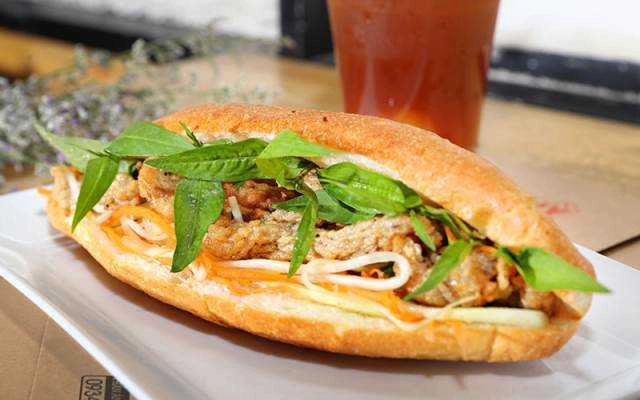 Ăn vặt Bánh Mì Chả Cá Nha Trang