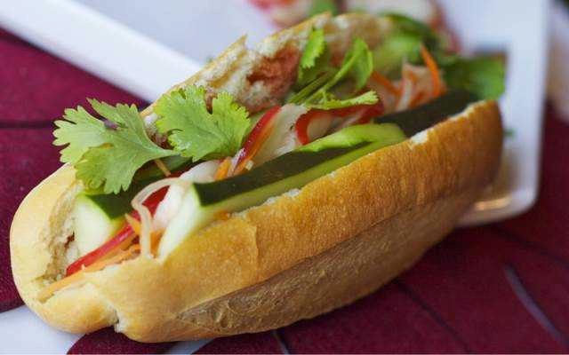 Ăn vặt Bánh Mì Chả Cá Nóng - Lê Trọng Tấn
