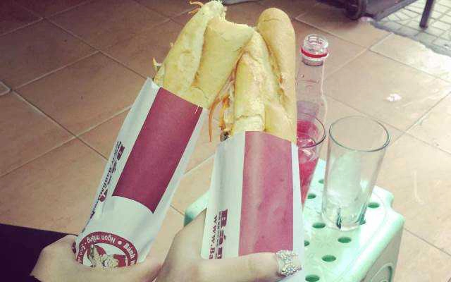 Ăn vặt Bánh Mì Đòn Gánh
