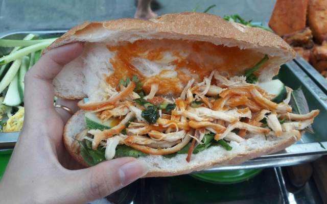 Ăn vặt Bánh Mì Gà Xé 13k