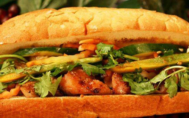 Ăn vặt Bánh Mì Heo Quay - Chợ Phạm Văn Hai
