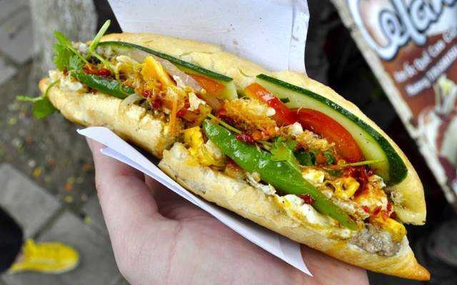 Ăn vặt Bánh Mì Hoàng Thanh - Thích Quảng Đức