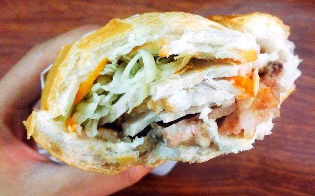 Ăn vặt Bánh Mì Linh - Nam Đồng