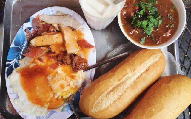 Ăn vặt Bánh Mì Pate Trứng & Sốt Vang