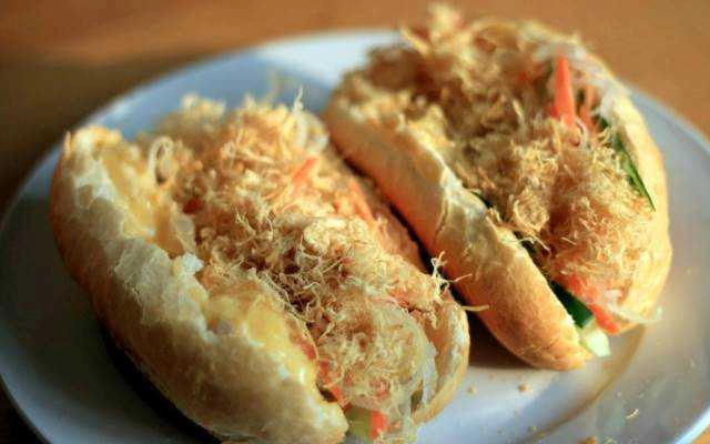 Ăn vặt Bánh Mì Quốc Doanh