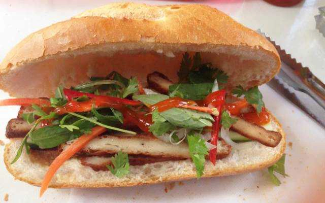 Ăn vặt Bánh Mì Sài Gòn - Bánh Mì Chả Tôm Mực