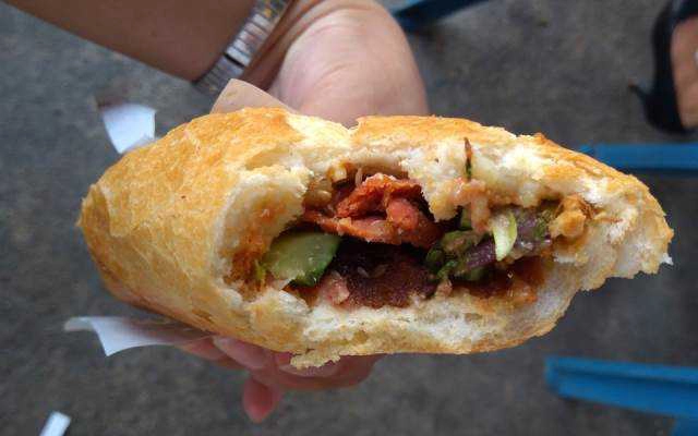 Ăn vặt Bánh Mì Thịt Quay Chả