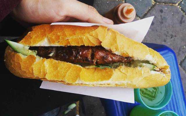 Ăn vặt Bánh Mì Thịt Xiên - Chợ Hàng Da