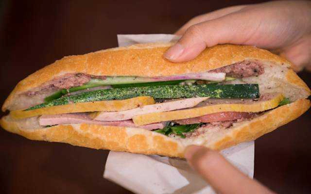 Ăn vặt Bánh Mì Xíu Mại & Chả Lụa