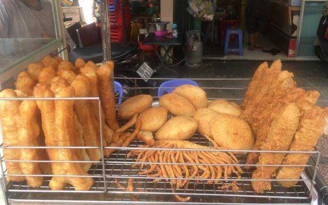 Ăn vặt Bánh Tiêu Chợ Hòa Bình