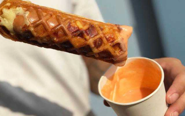 Ăn vặt Bánh Xúc Xích Phô Mai Waffle & Bánh Nướng Tổ Ong - Hải Long